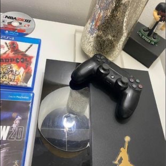 PS4 with 8 Games 1 Controller 500GB - Picture 5 of 5